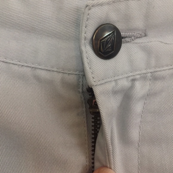 Volcom men’s light grey shorts. Size 33 - Picture 4 of 9